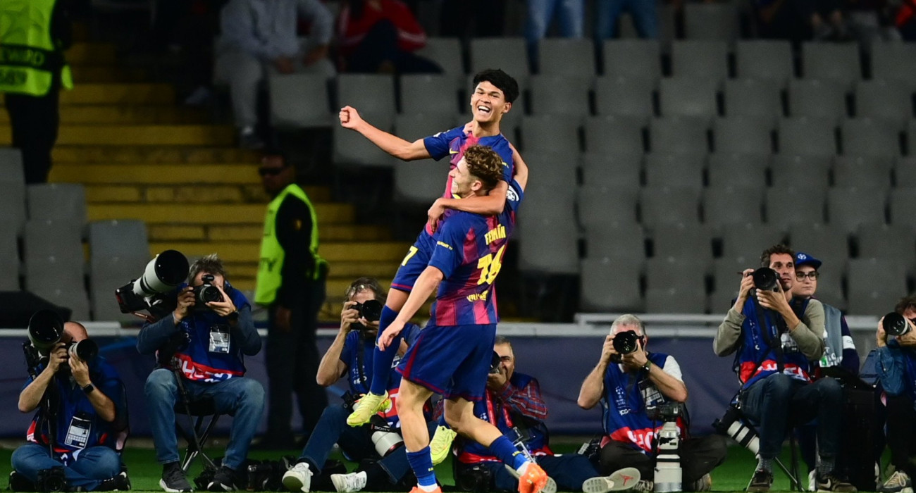 Οι Ντρο Φερνάντεθ και Φερμίν Λόπες πανηγυρίζουν το γκολ της Μπαρτσελόνα απέναντι στον Ολυμπιακό / Πηγή: Eurokinissi