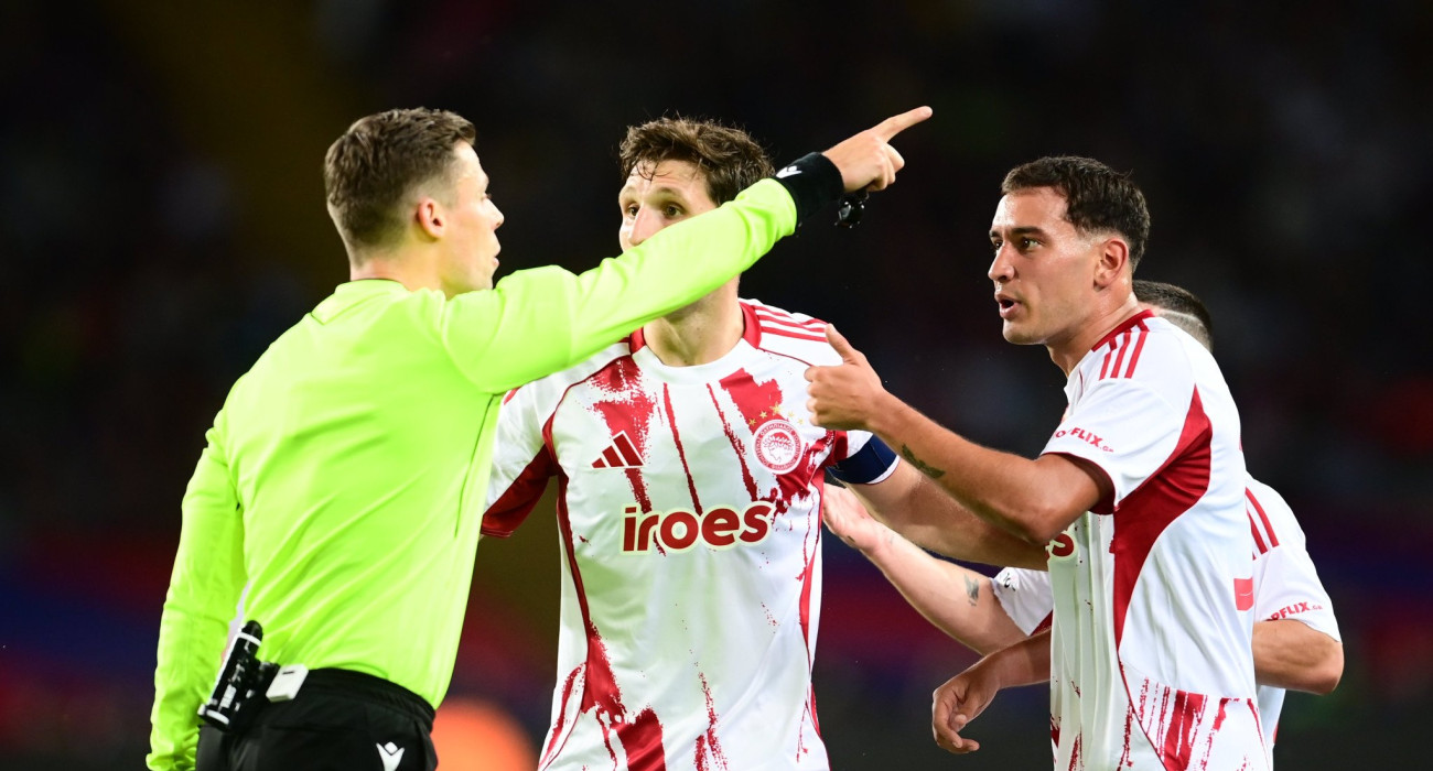 Έσε και Ρέτσος διαμαρτύρονται στον Σνάιντερ / Πηγή: Eurokinissi