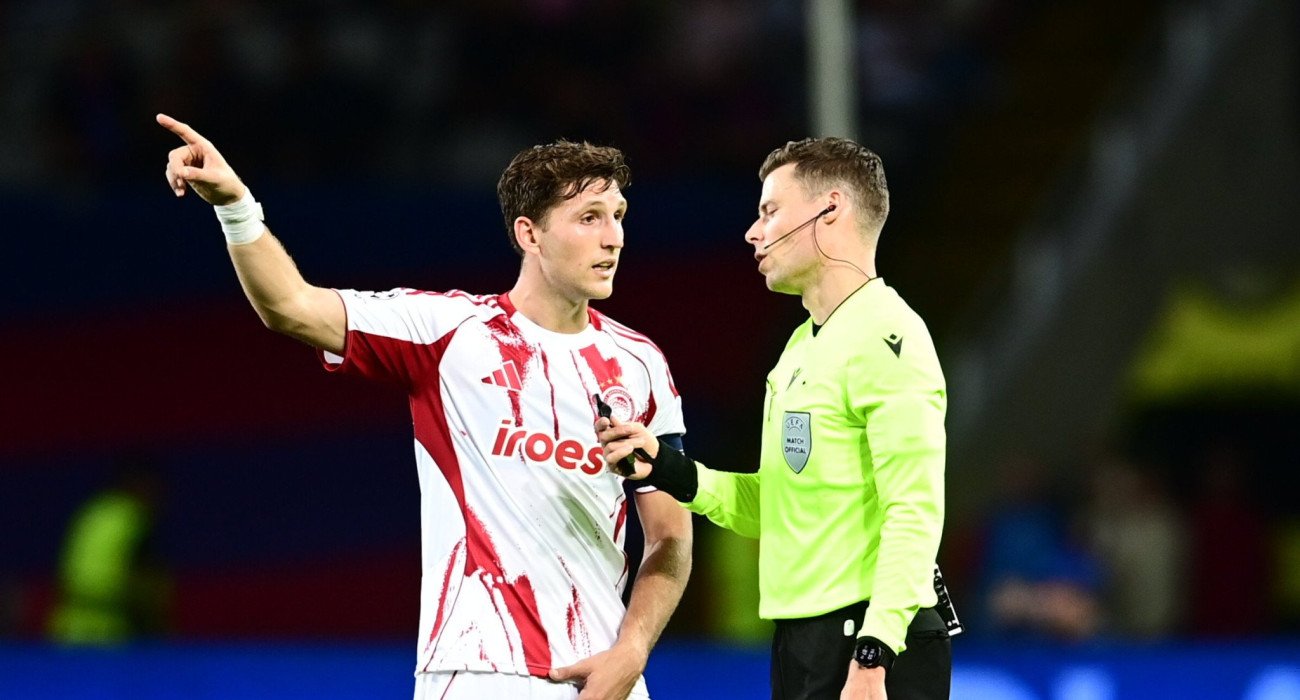 Ο Ρέτσος με τον διαιτητή / Πηγή: Eurokinissi