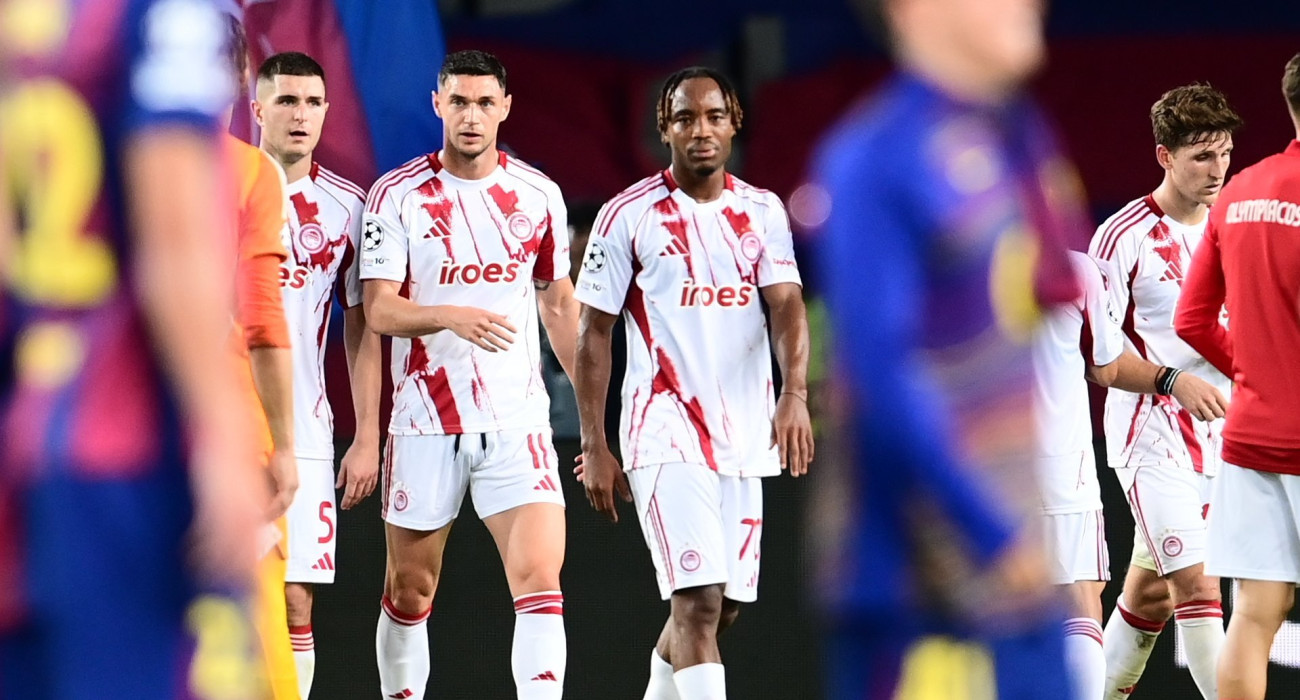 Οι παίκτες του Ολυμπιακού απογοητευμένοι και εκνευρισμένοι στη Βαρκελώνη / Πηγή: Eurokinissi