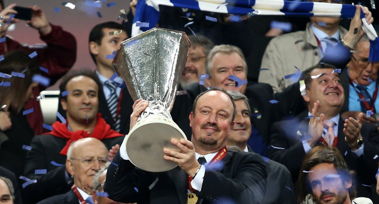 Ο Ράφα Μπενίτεθ με την κούπα του Europa League / Πηγή: InTime
