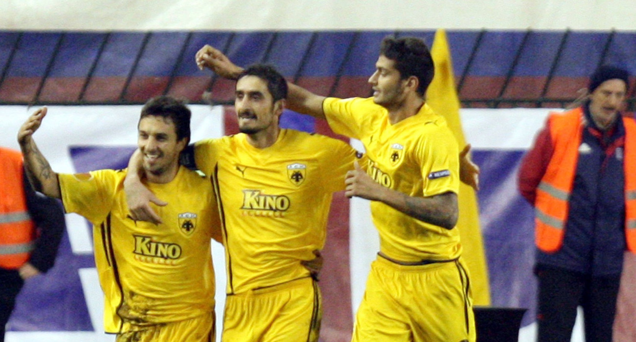 Ο Νίκος Λυμπερόπουλος πανηγυρίζει με τον Νάτσο Σκόκο και τον Σάββα Γκέντσογλου / Πηγή: Eurokinissi