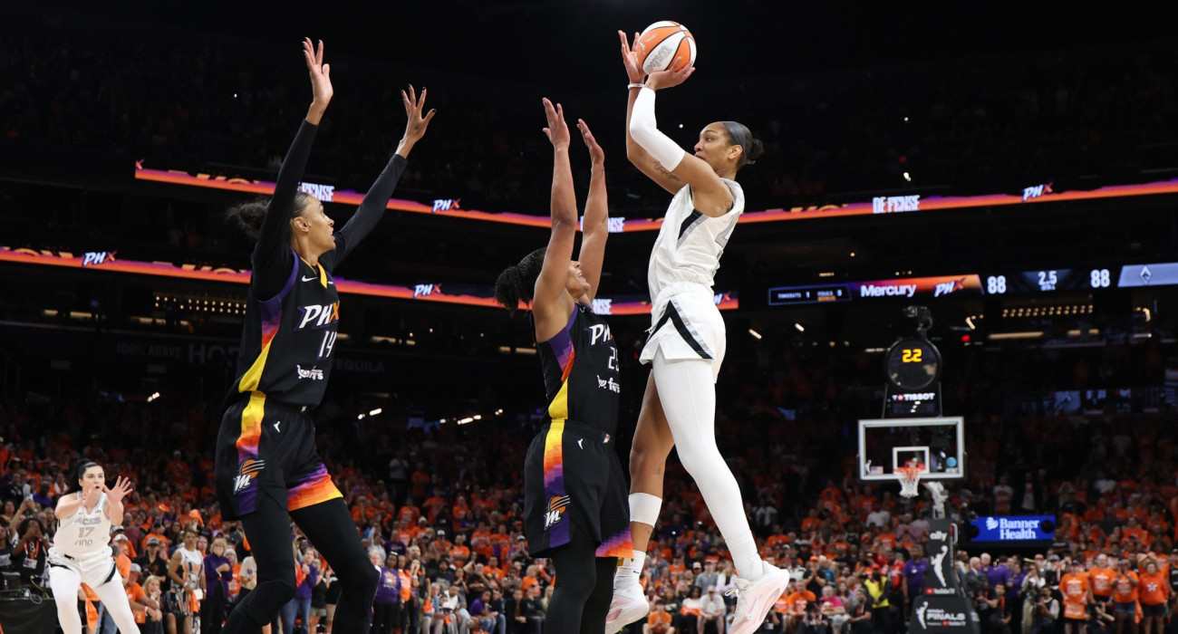 Η Έίτζα Γουίλσον σκοράρει έναντι της Αλίσια Τόμας και της Ντιουάννα Μπόνερ, Πηγή: Christian Petersen / Getty Images / Ideal Images