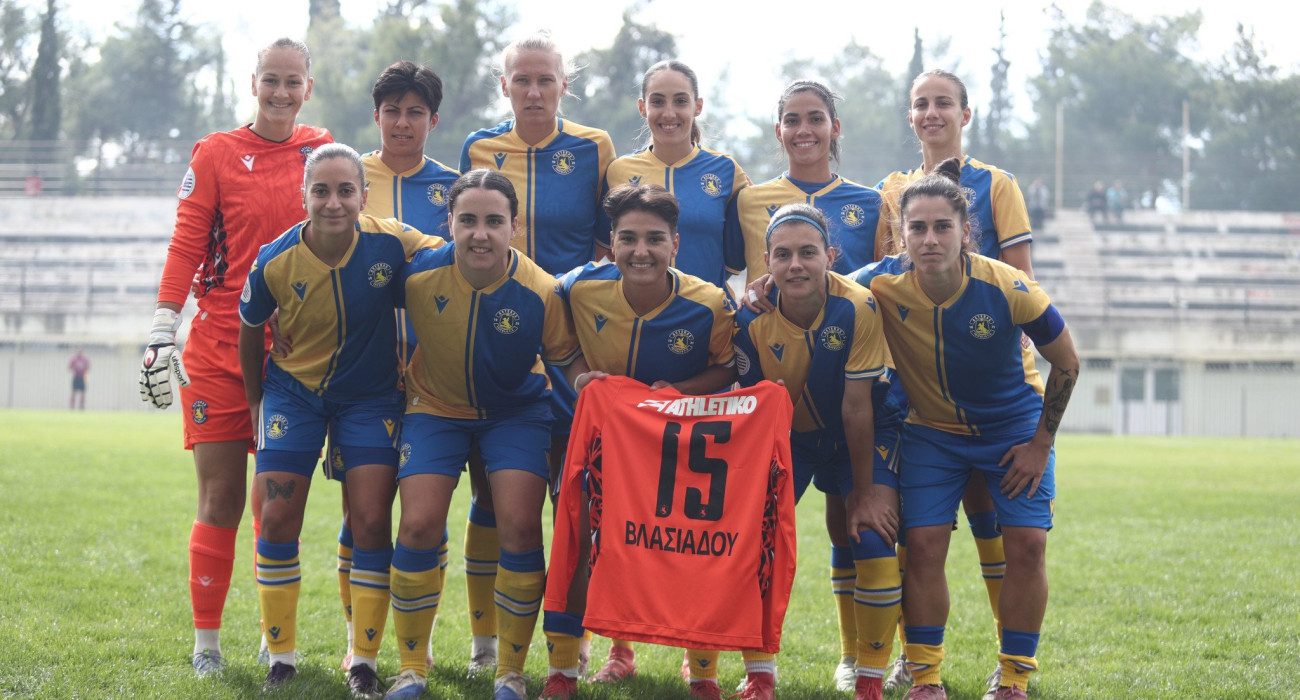 Η ομάδα του Αστέρα Τρίπολης με την φανελα της τραυματία Βλασιάδου / Πηγή: Eurokinissi