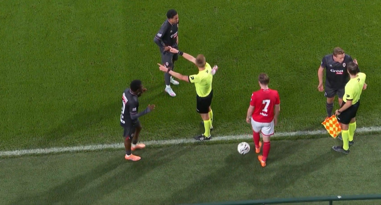 Η στιγμή που το ποτήρι του οπαδού πέφτει πάνω στον διαιτητή / Printscreen