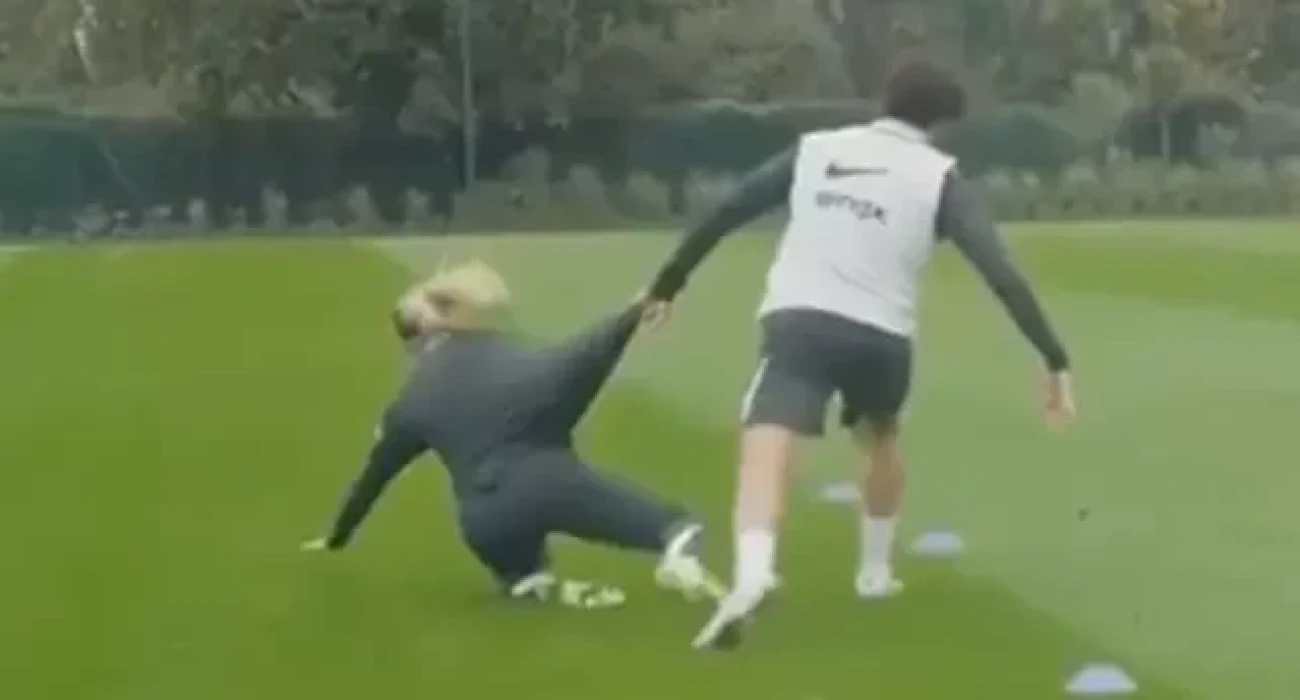 Ο Ντιέγκο Κόστα ρίχνει κάτω συμπαίκτρια του / Screenshot