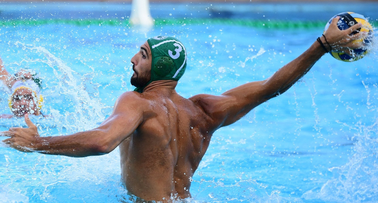 Ο Δημήτρης Σκουμπάκης με το σκουφάκι του Παναθηναϊκού / Πηγή: Eurokinissi