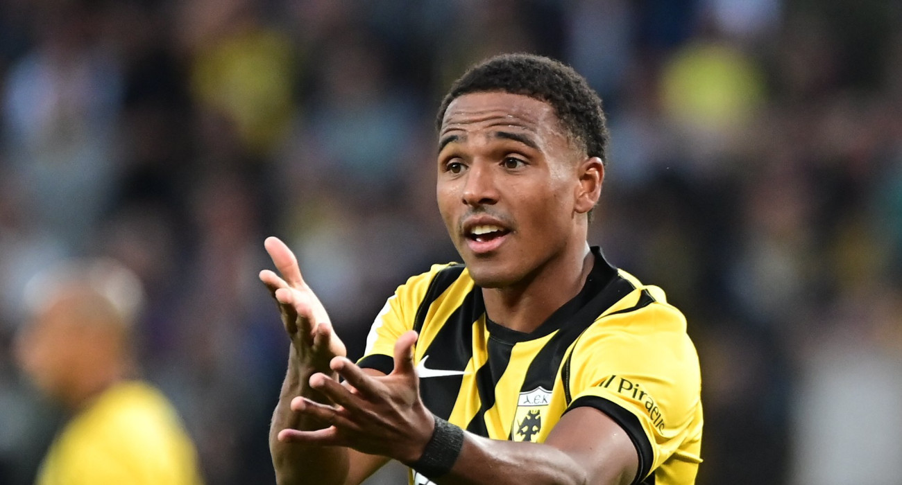 Ο Νίκλας Ελίασον με τη φανέλα της ΑΕΚ / Πηγή: Eurokinissi