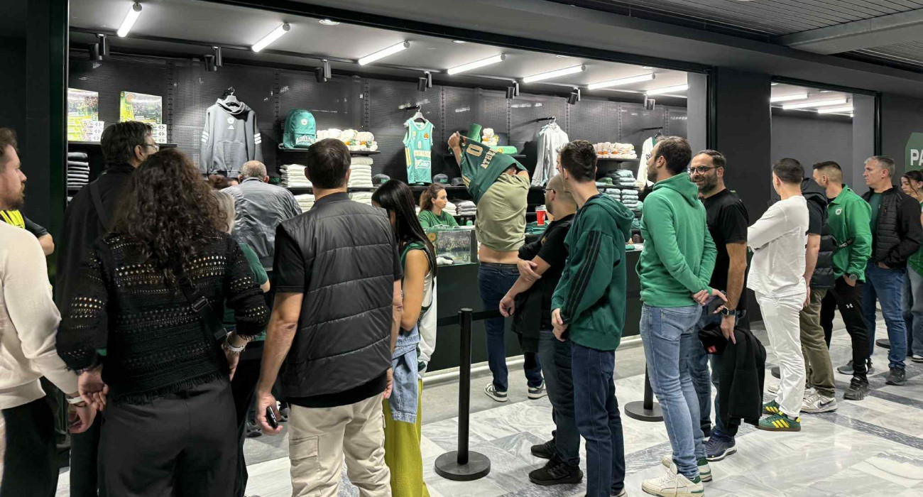 Οι φίλαθλοι του Παναθηναϊκού σπεύδουν να προμηθευτούν τη νέα φανέλα της ομάδας