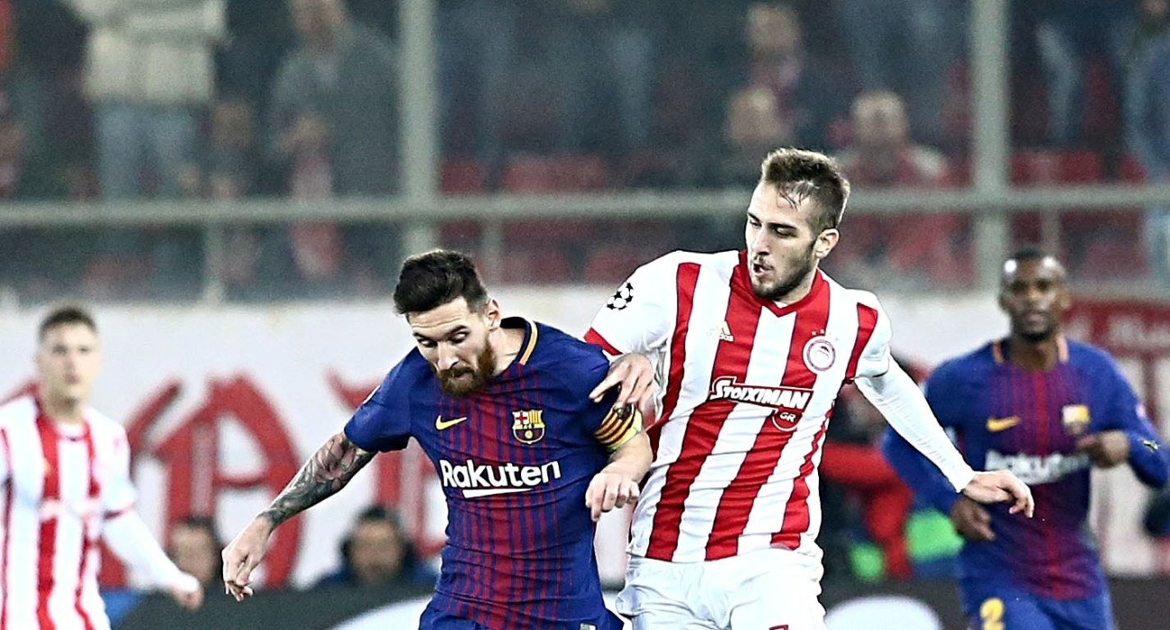 Ο Κώστας Φορτούνης και ο Λιονέλ Μέσι σε στιγμιότυπο από το ματς του 2017