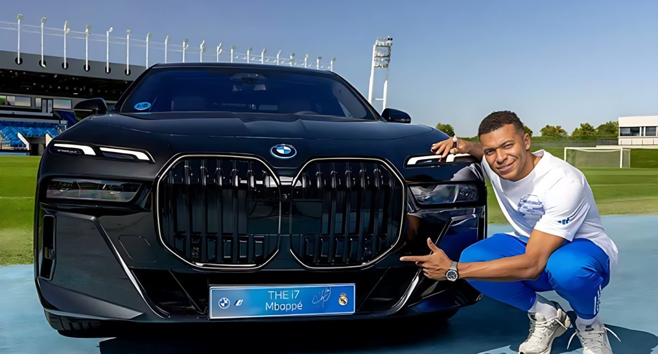 Ο Κιλιάν Εμπαπέ με το νέο του αυτοκίνητο / Πηγή: RealMadrid