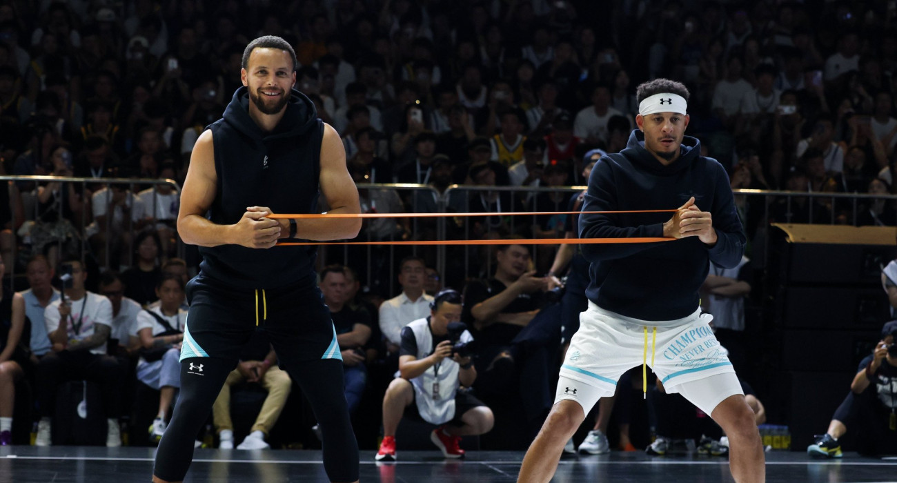 Ο Στέφεν Κάρι προπονείται με τον αδελφό και συμπαίκτη του πλέον στους Γουόριορς, Σεθ / Πηγή: Zhizhao Wu / Getty Images / Ideal Images