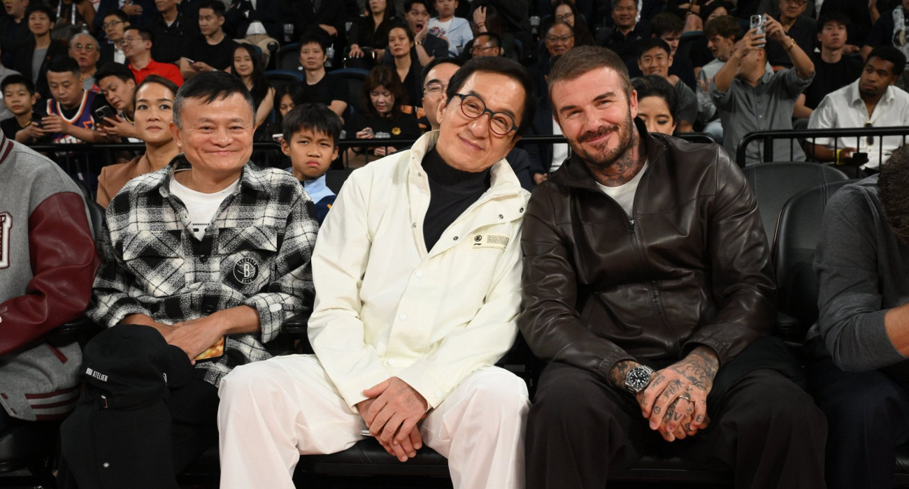 Ο Τζάκι Τσαν παρέα με τον Ντέιβιντ Μπέκαμ / Πηγή: David Dow / NBAE via Getty Images
