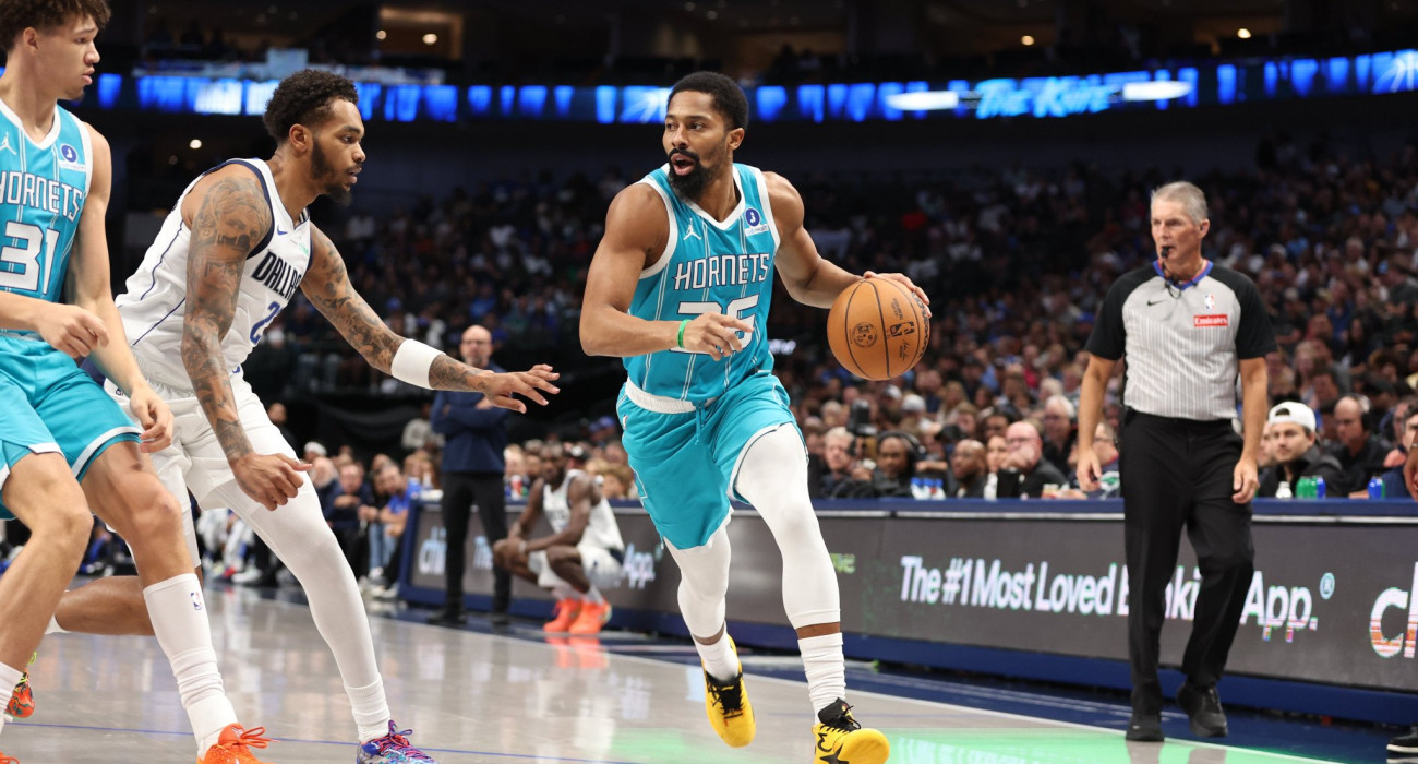 Ο Σπένσερ Ντινγουίντι με τη φανέλα των Σάρλοτ Χόρνετς, Πηγή:Tim Heitman/NBAE via Getty Images/Ideal Images