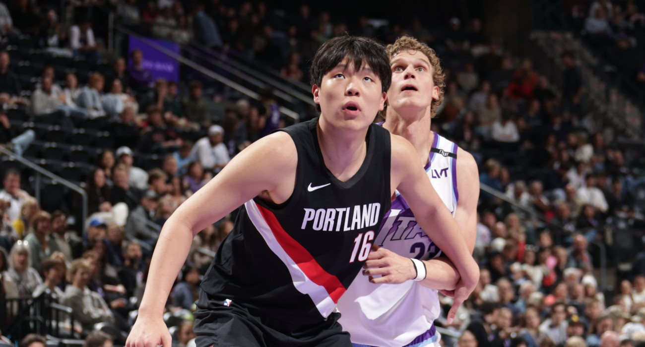 Πηγή: Ο Κινέζος, Γιανγκ Χάνσεν τον Μπλέιζερς σε «μονομαχία» με τον Φινλανδό, Λάουρι Μάρκανεν των Τζαζ / Melissa Majchrzak / NBAE via Getty Images / Ideal Images