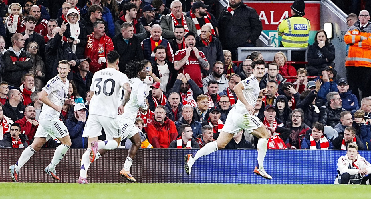 Ο Χάρι Μαγκουάιρ και οι συμπαίκτες του στη Γιουνάιτεντ πανηγυρίζουν στο Άνφιλντ / Πηγή: Peter Byrne/PA Images via Getty Images