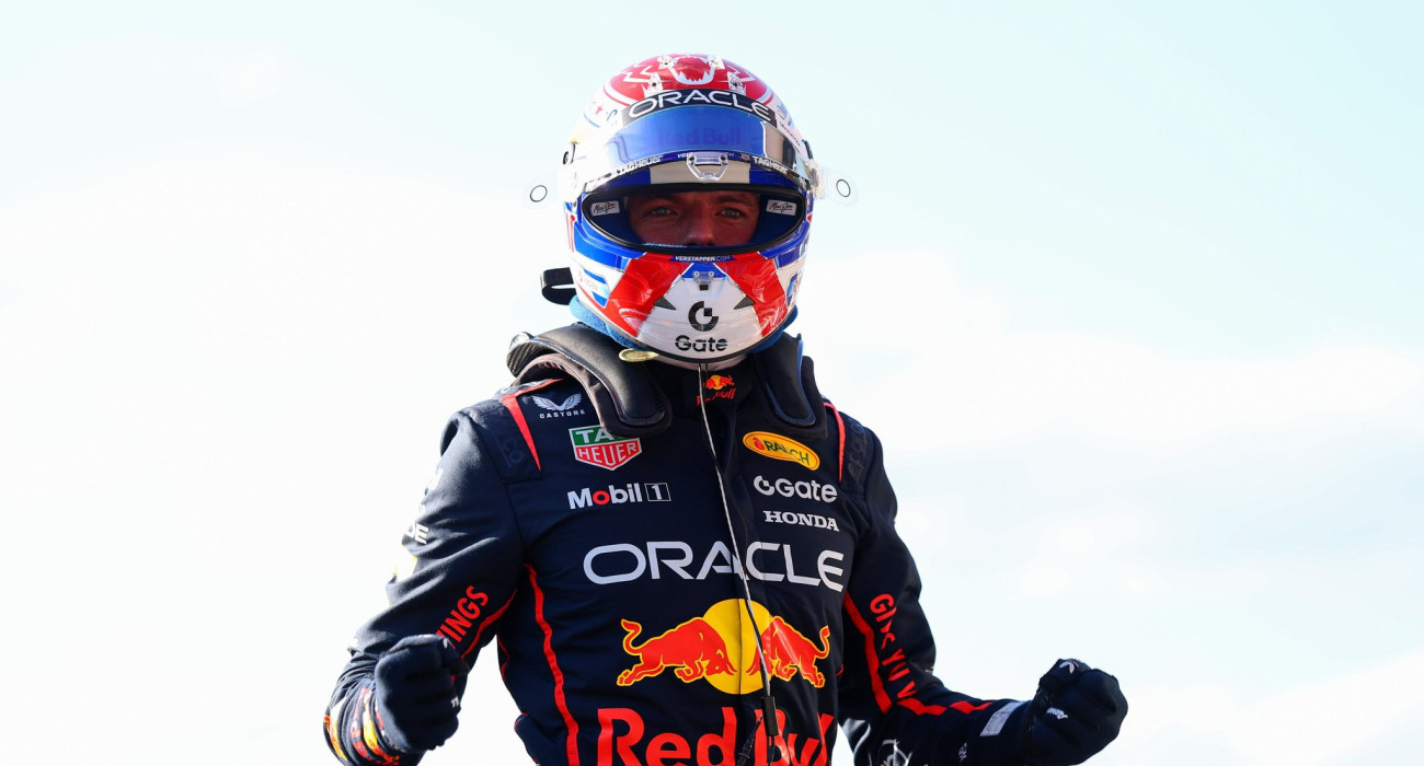 Ο Μαξ Φερστάπεν πανηγυρίζει την pole position / Photo by Bryn Lennon - Formula 1/Formula 1 via Getty Images