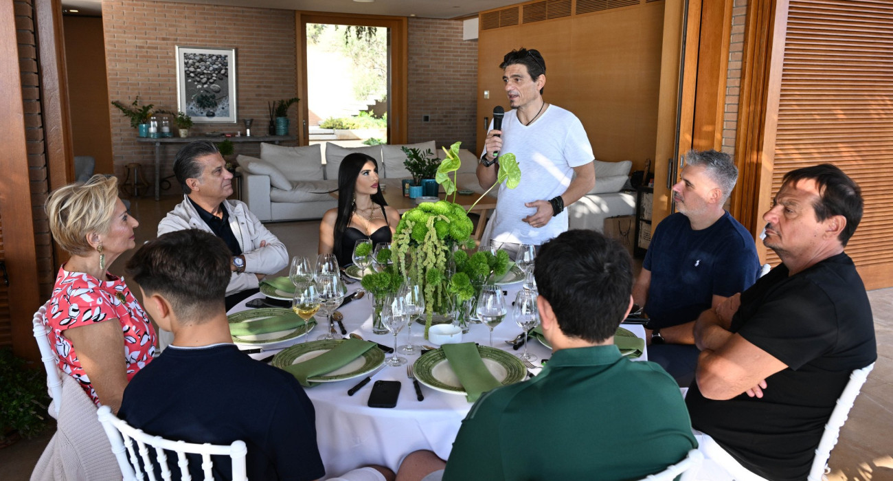 Ο Δημήτρης Γιαννακόπουλος φιλοξένησε στο Σούνιο την ομάδα του Παναθηναϊκού / Πηγή: Β. Στόλης