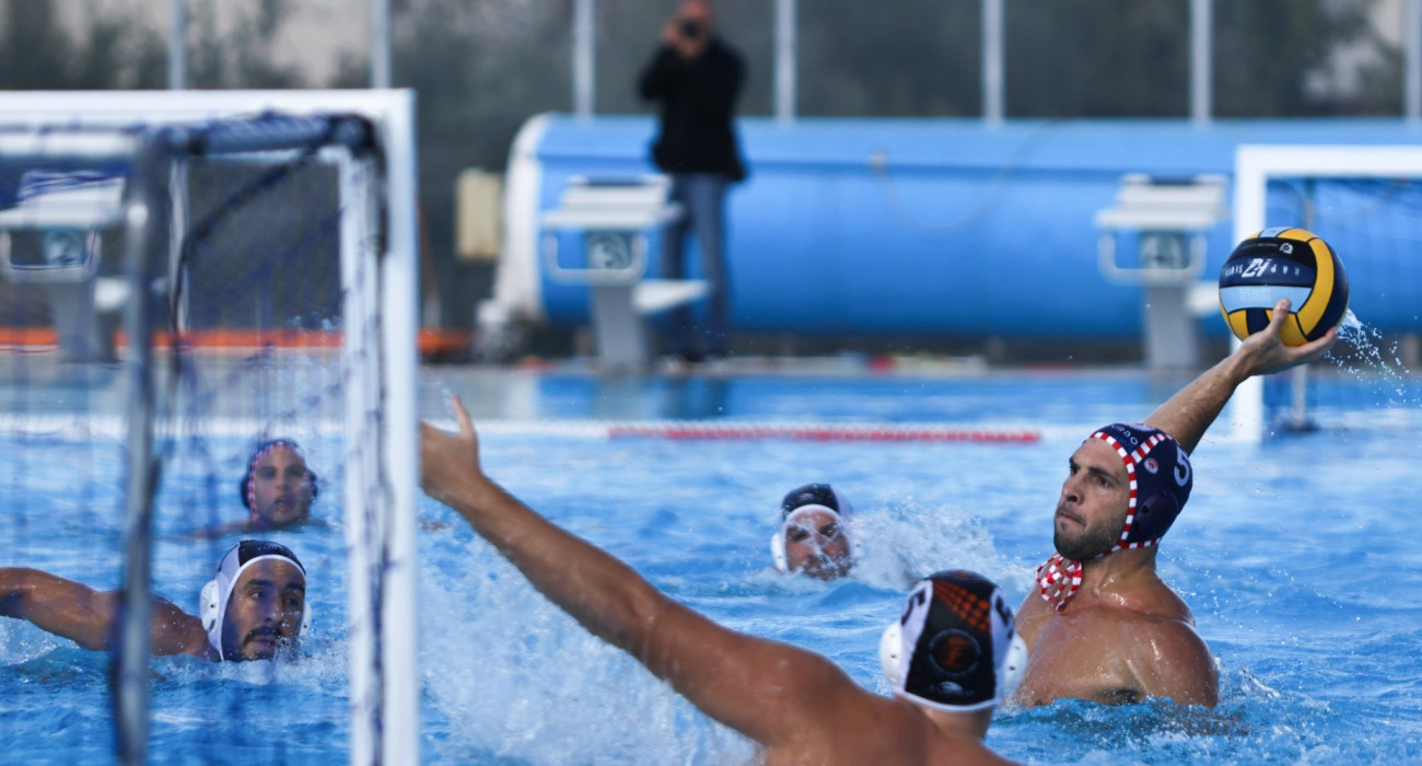 Ο Γιάννης Φουντούλης με το σκουφάκι του Ολυμπιακού / Πηγή: Eurokinissi