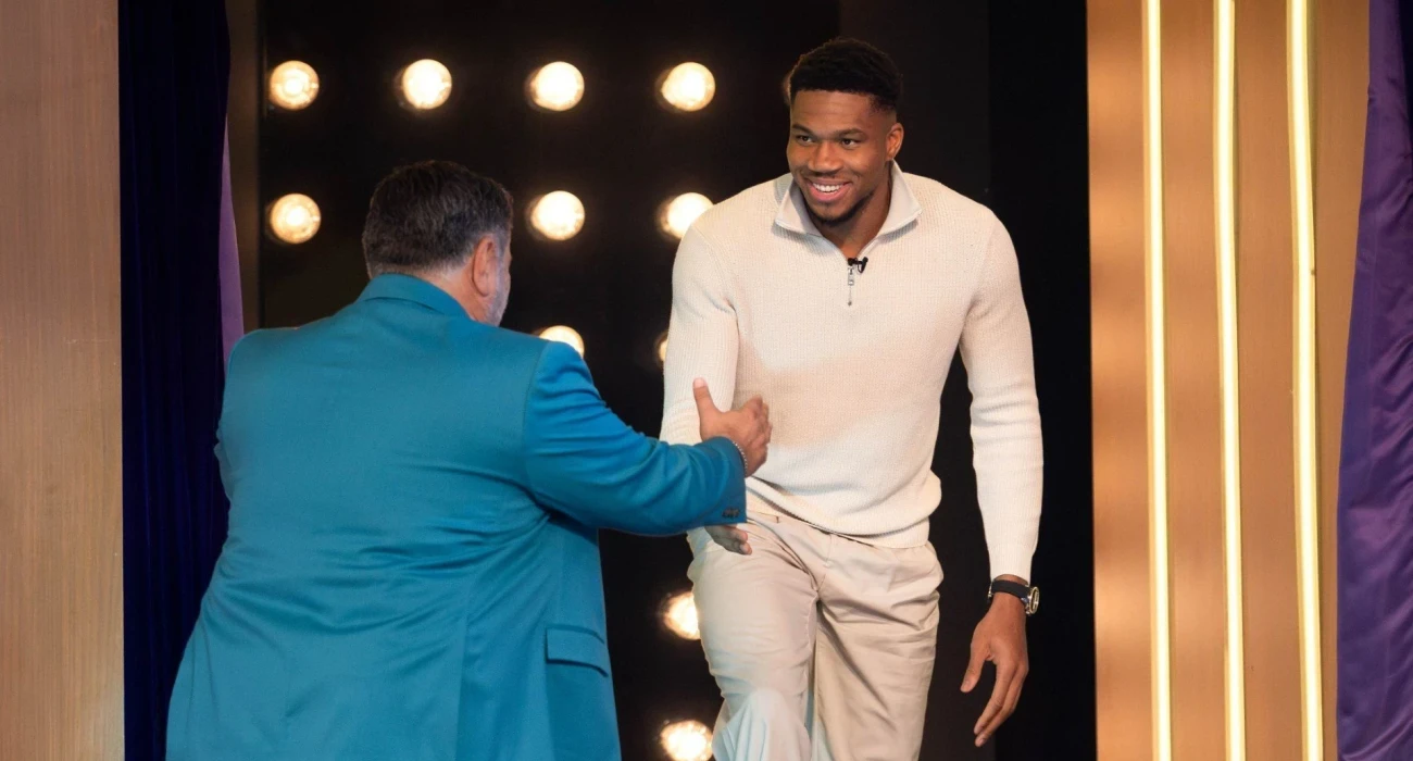 Ο Γιάννης Αντετοκούνμπο μιλά στον Γρηγόρη Αρναούτογλου για τον αγώνα της Ελλάδας με την Τουρκία