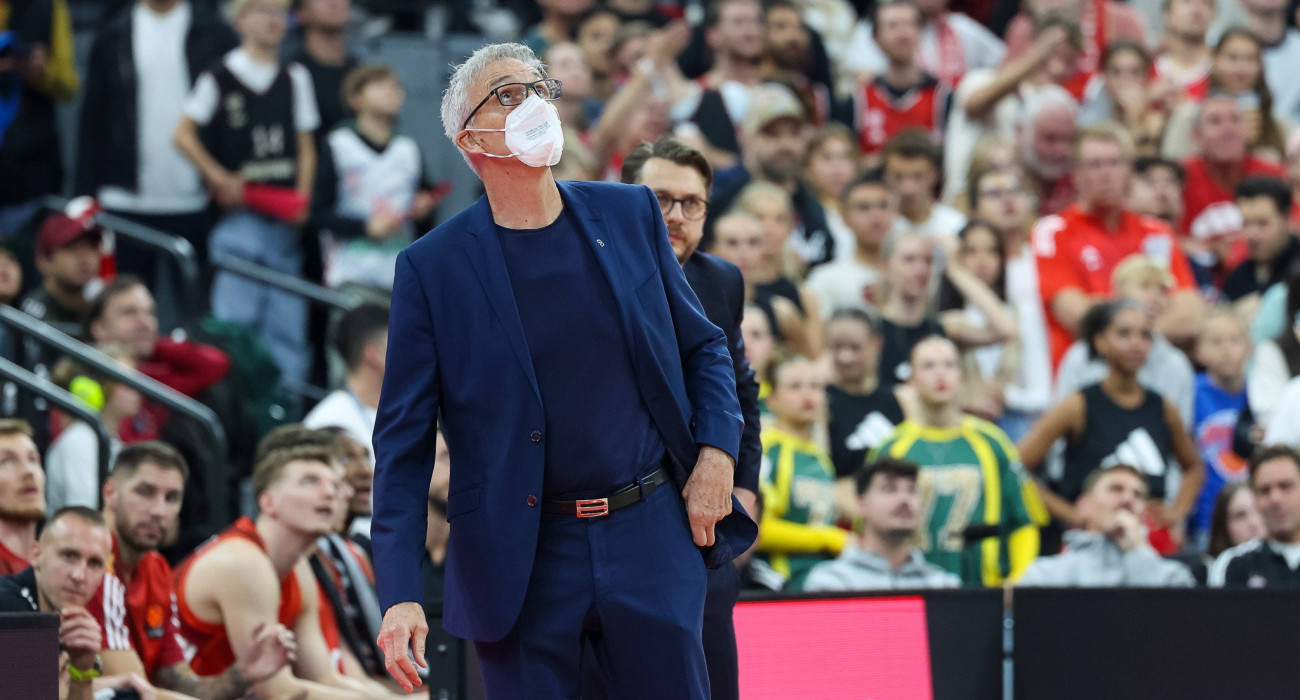 Ο Γκόρντον Χέρμπερτ φοράει μάσκα και κοουτσάρει την Μπάγερν / Πηγή: Imago