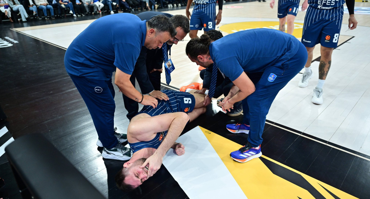 Ο Γιώργος Παπαγιάννης σφαδάζει στο παρκέ μετά τον τραυματισμό του / Πηγή: Imago
