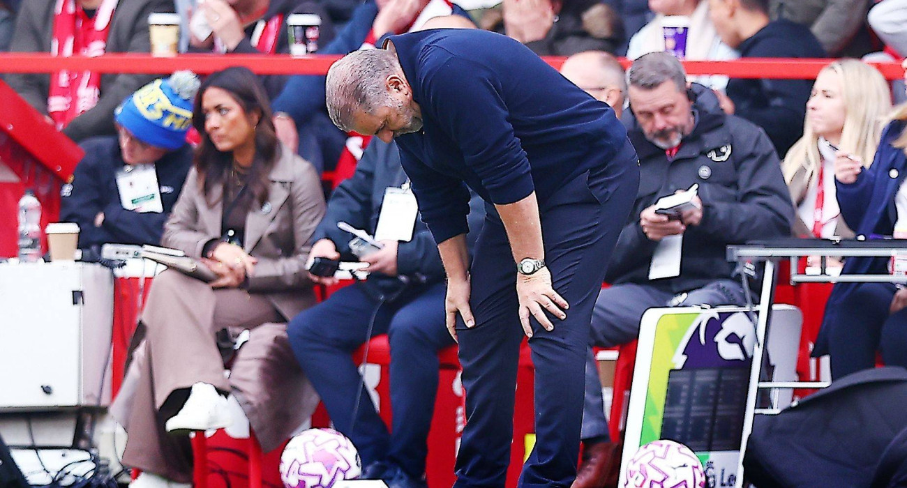 Περίλυπος ο Άγγελος Ποστέκογλου μετά την ήττα της Νότιγχαμ Φόρεστ