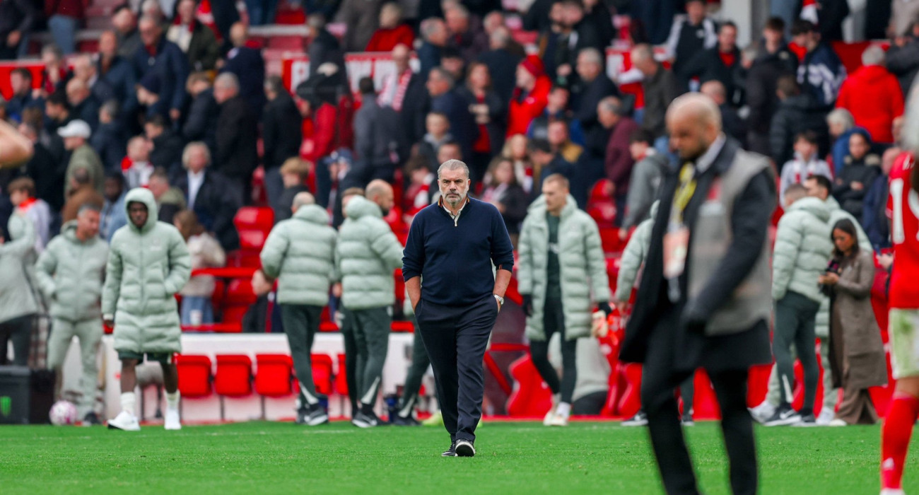 Ο Άγγελος Ποστέκογλου αποχωρεί από το City Ground μετά τη νέα ήττα της Φόρεστ και πριν την επίσημη απόλυσή του / Πηγή: Imago