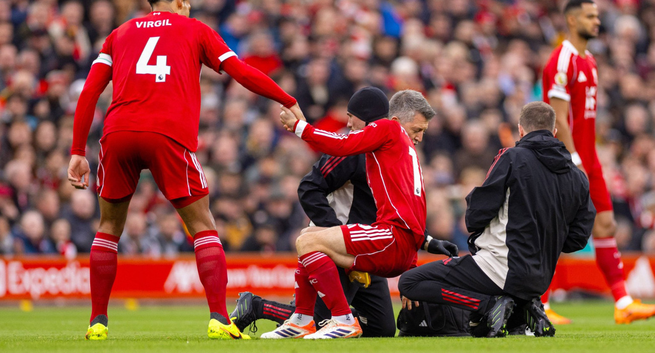 Ο Βίρτζιλ Φαν Ντάικ βοηθάει τον Αλέξις ΜακΆλιστερ μετά τον τραυματισμό του / Πηγή: Imago