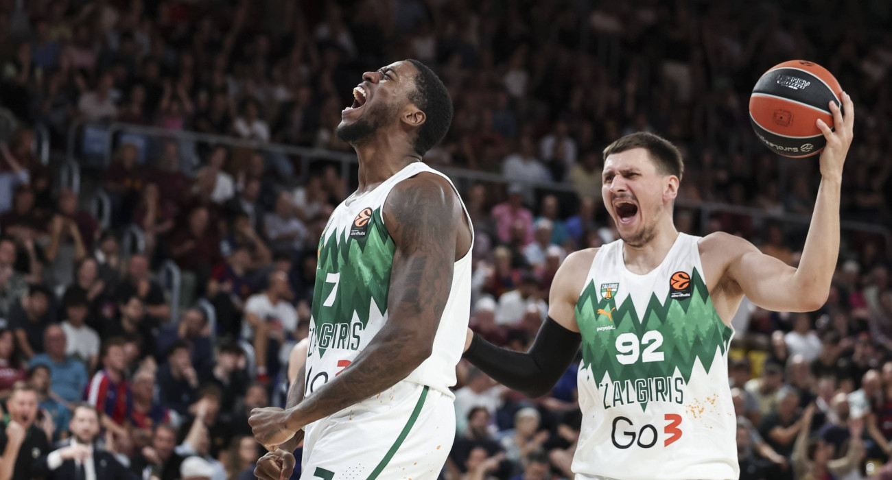 Ο Μόουζες Ράιτ πανηγυρίζει με τον συμπαίκτη του στη Ζαλγκίρις, Εντγκάρας Ουλανόβας / Πηγή: Imago