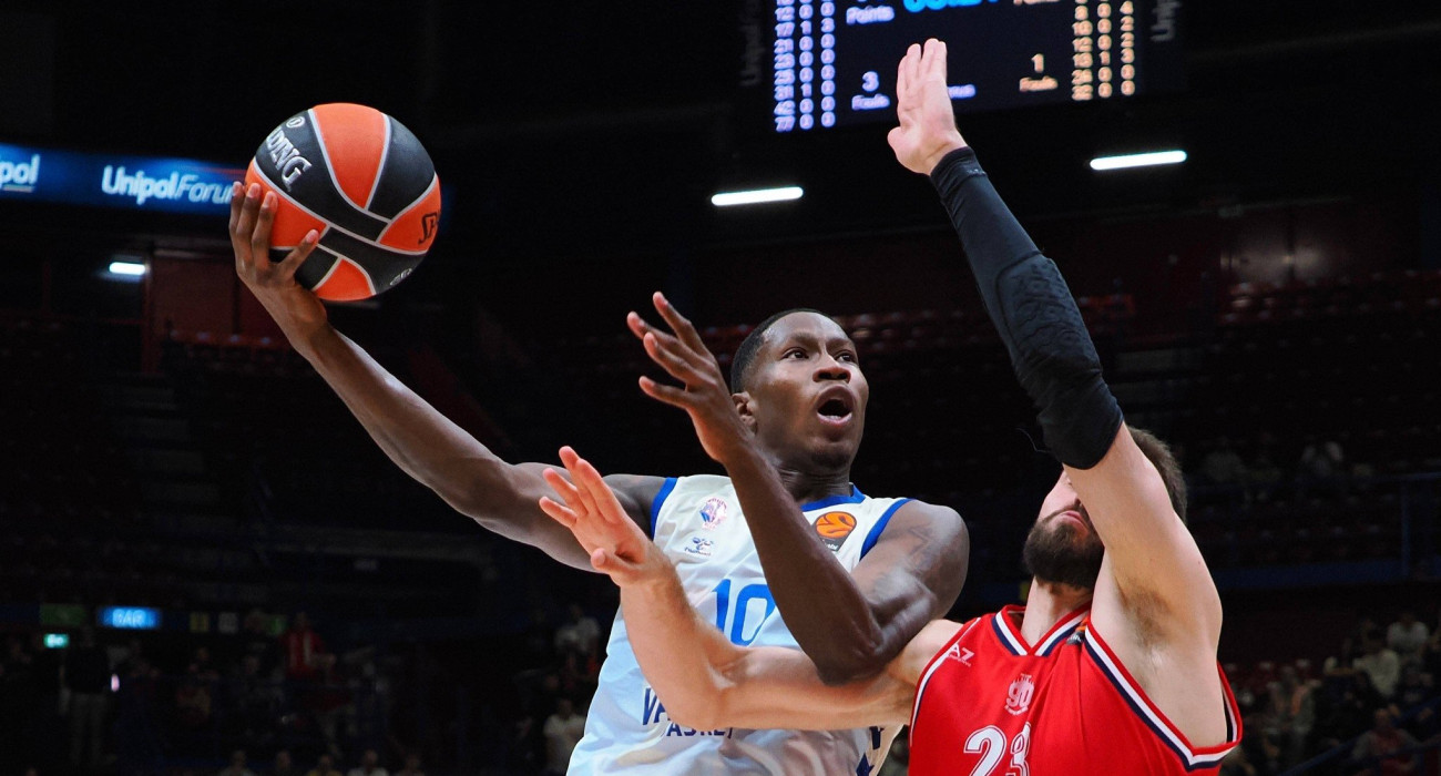 Ο Ομάρι Μουρ της Βαλένθια με αντίπαλο τον Μάρκο Γκούντουριτς της Μιλάνο / Πηγή: Imago