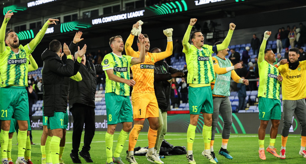 Οι ποδοσφαιριστές της ΑΕΚ Λάρνακας στο «Selhust Park» / Πηγή: Imago