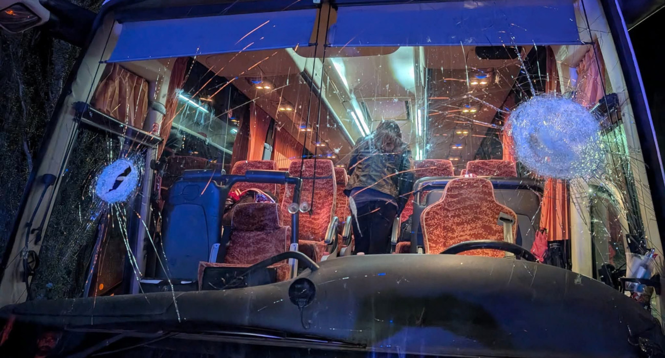 Το τζάμι του Πούλμαν της Πιστόια, στο οποίο επιτέθηκαν οι φίλοι της Ριέτι