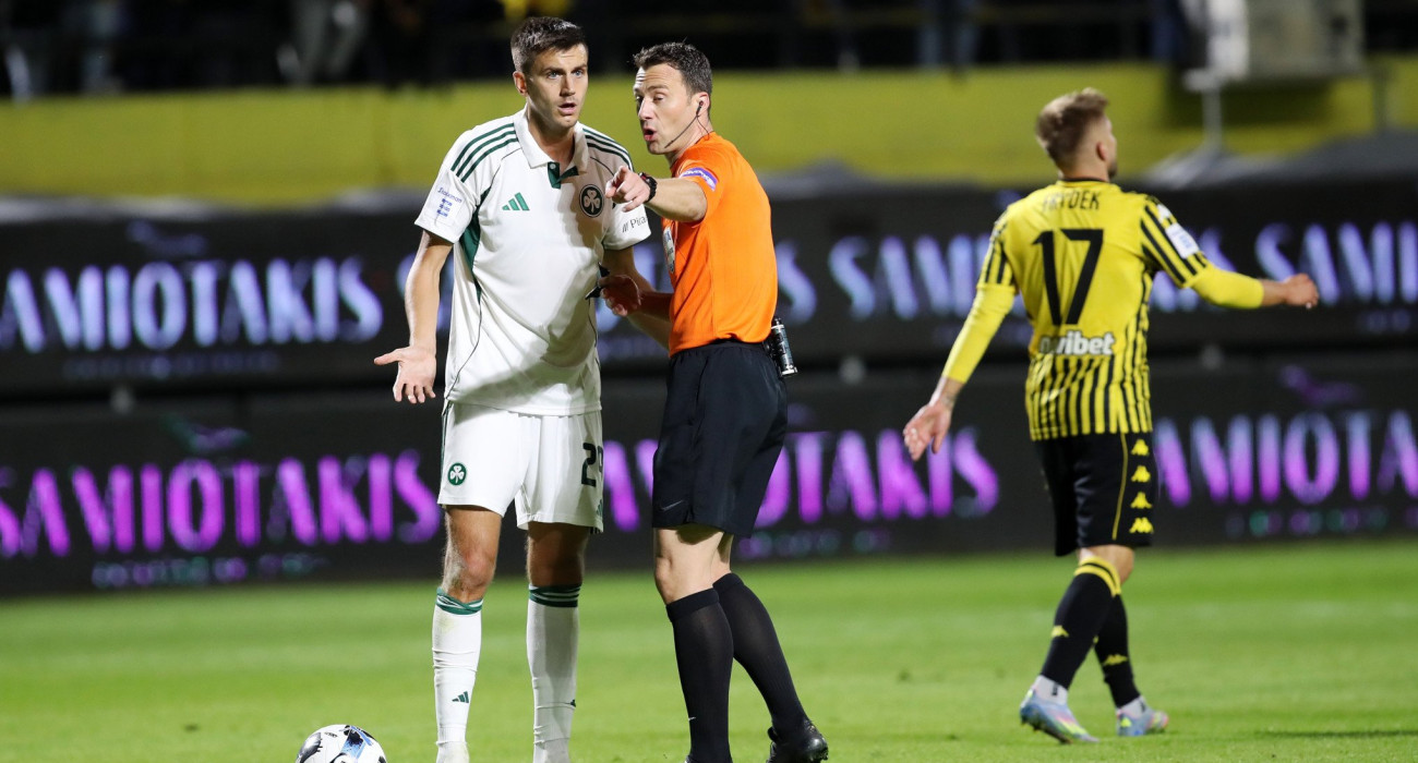 Ο Άλεξ Γερεμέγεφ διαμαρτύρεται στον Γερμανό διαιτητή του αγώνα Άρης-Παναθηναϊκός, Φέλιξ Τσβάιερ - ΠΗΓΗ: ΙΝΤΙΜΕ