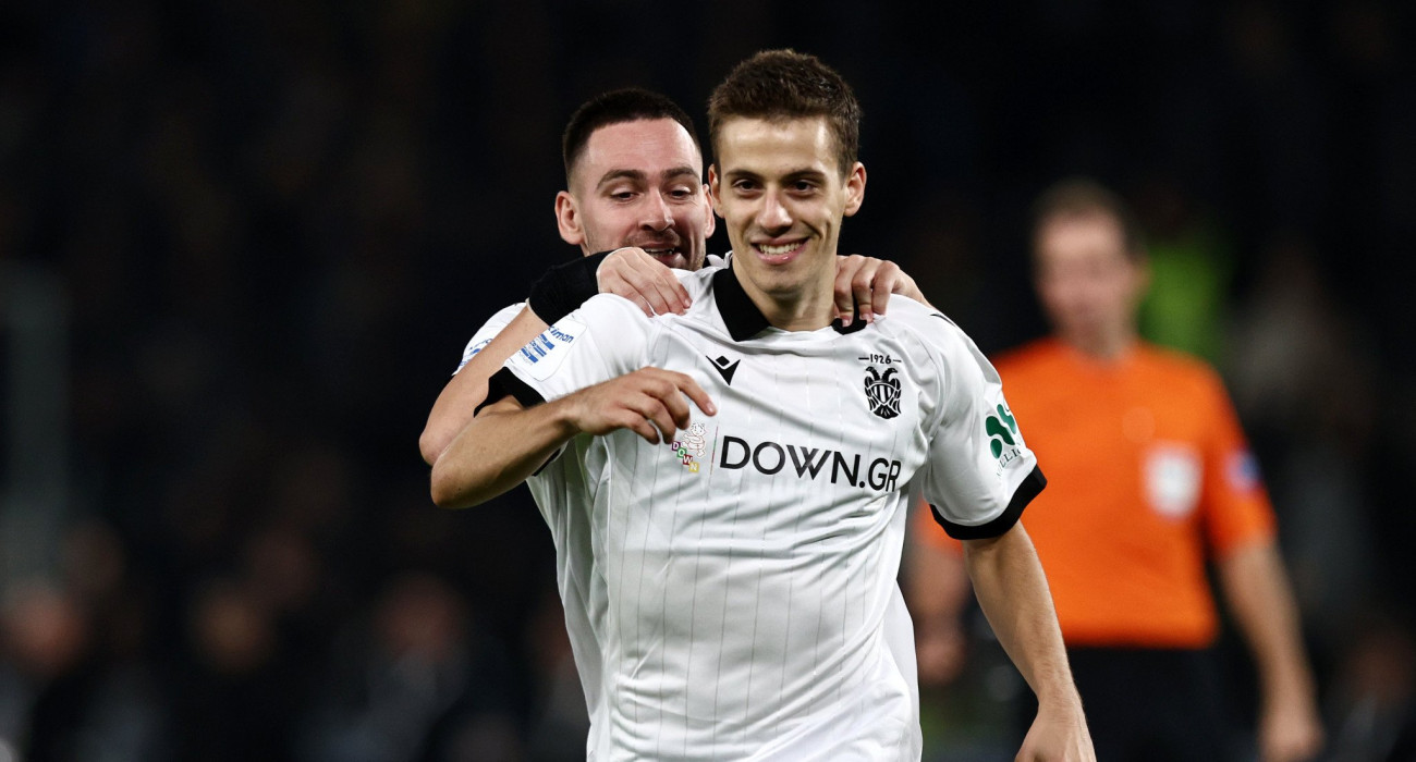 Ο Γιάννης Κωνσταντέλιας πανηγυρίζει με τον Αντρίγια Ζίβκοβιτς / Πηγή: Inti