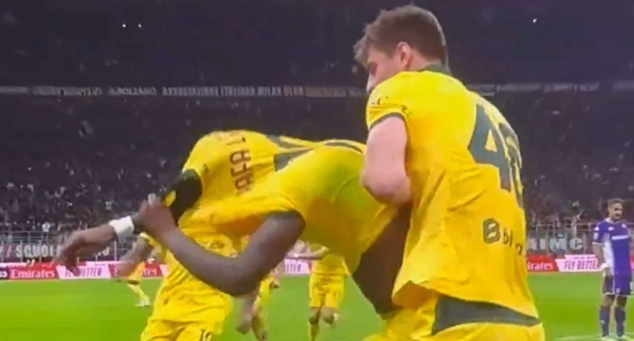 Η στιγμή που ο Γκάμπια δεν αφήνει τον Λεάο να βγάλει την φανέλα του στον πανηγυρισμό του / Screenshot