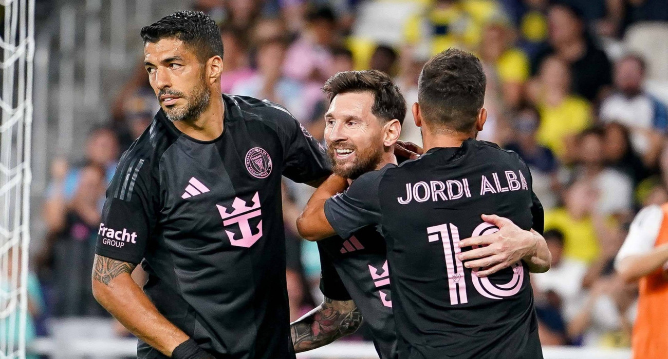 Ο Λιονέλ Μέσι πανηγυρίζει με τους Λουίς Σουάρες και Ζόρντι Άλμπα στην Ίντερ Μαϊάμι / Πηγή: Imago