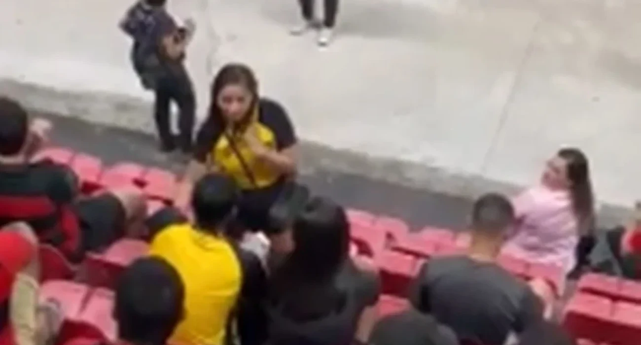 Η στιγμή που η γυναίκα τους πιάνει τσακωτούς / Screenshot