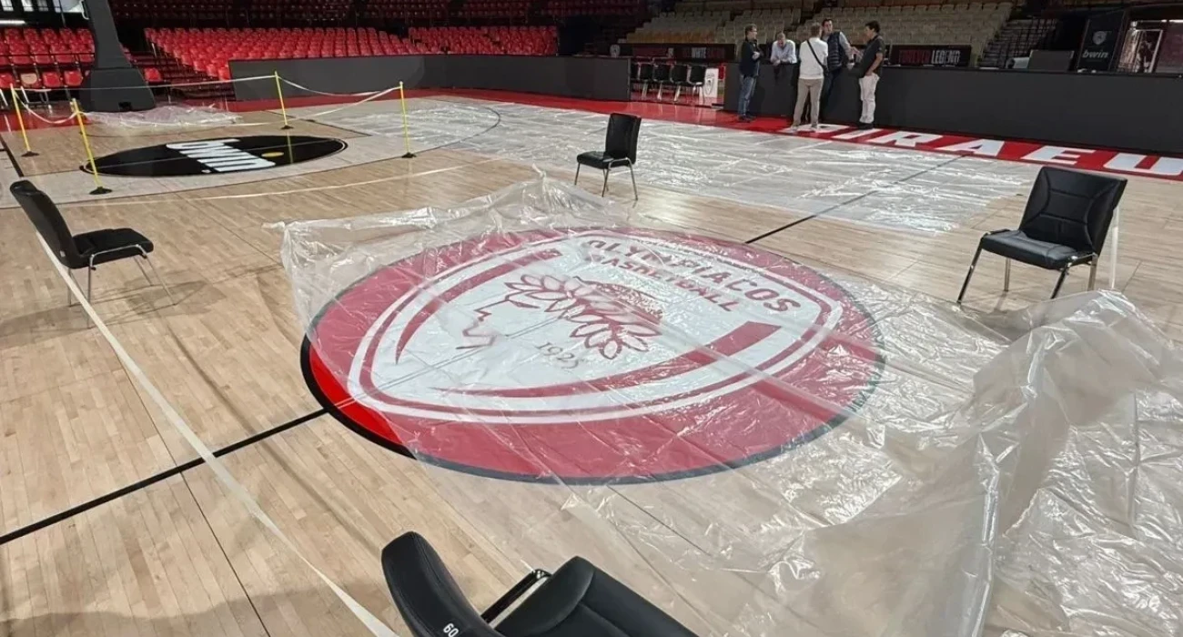 Η οροφή του ΣΕΦ έσταξε και οι άνθρωποι του Ολυμπιακού άπλωσαν μουσαμάδες για να προστατευτεί το παρκέ (video)