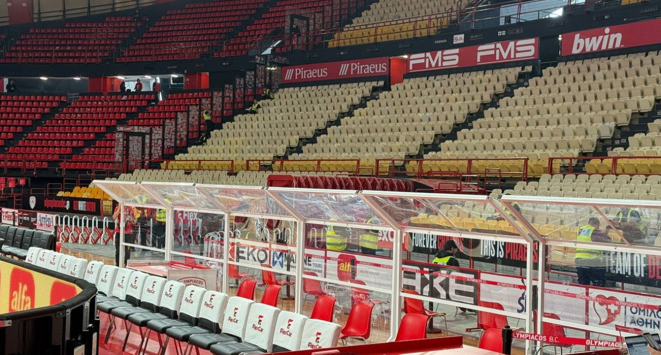 Εγκαταστάθηκε το... κλασσικό πλεξιγκλάς στο ΣΕΦ πίσω από τον πάγκο του Παναθηναϊκού