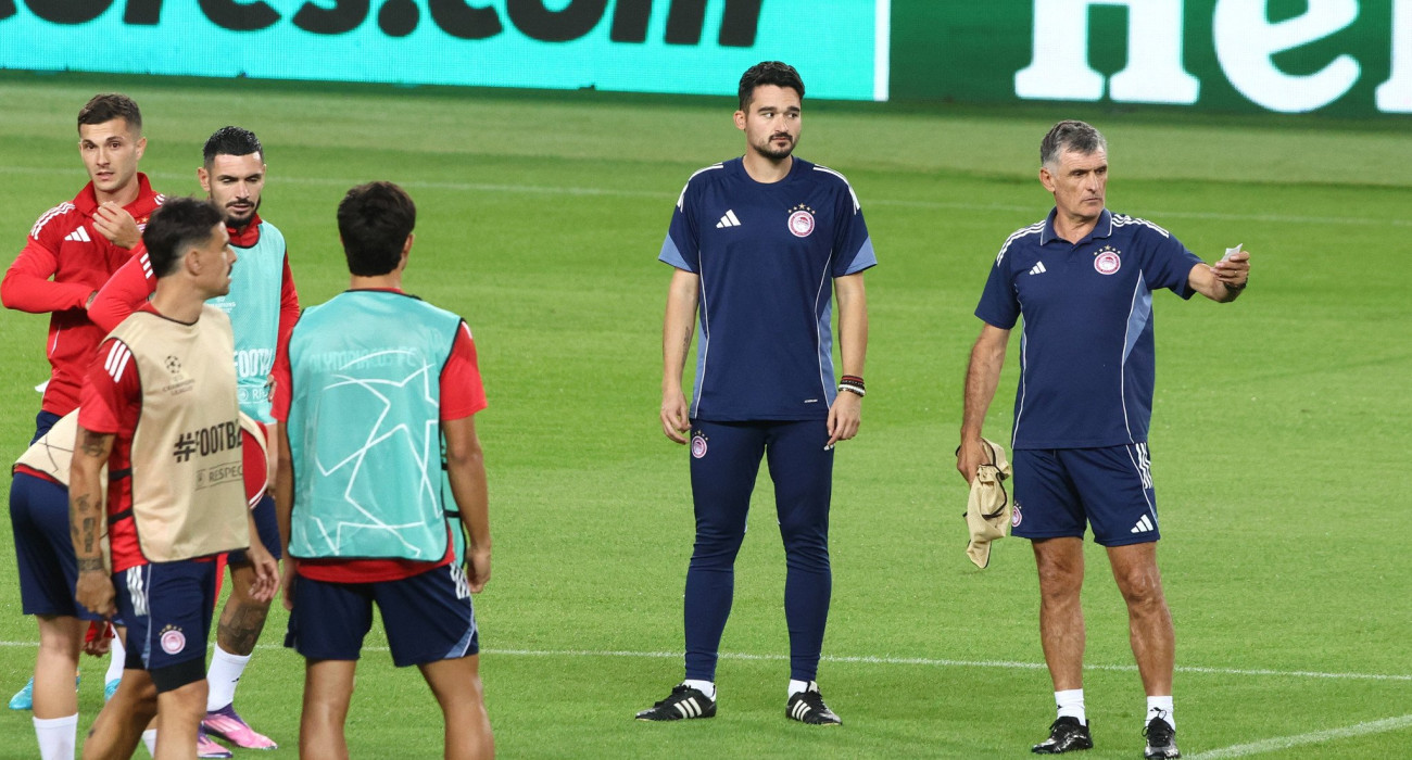 O Χοσέ Λουίς Μεντιλίμπαρ στην προπόνηση του Ολυμπιακού στη Βαρκελώνη / Πηγή: Intime