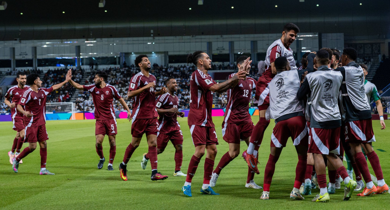 Οι ποδοσφαιριστές του Κατάρ πανηγυρίζουν την πρόκριση στο Μουντιάλ / Πηγή: Imago