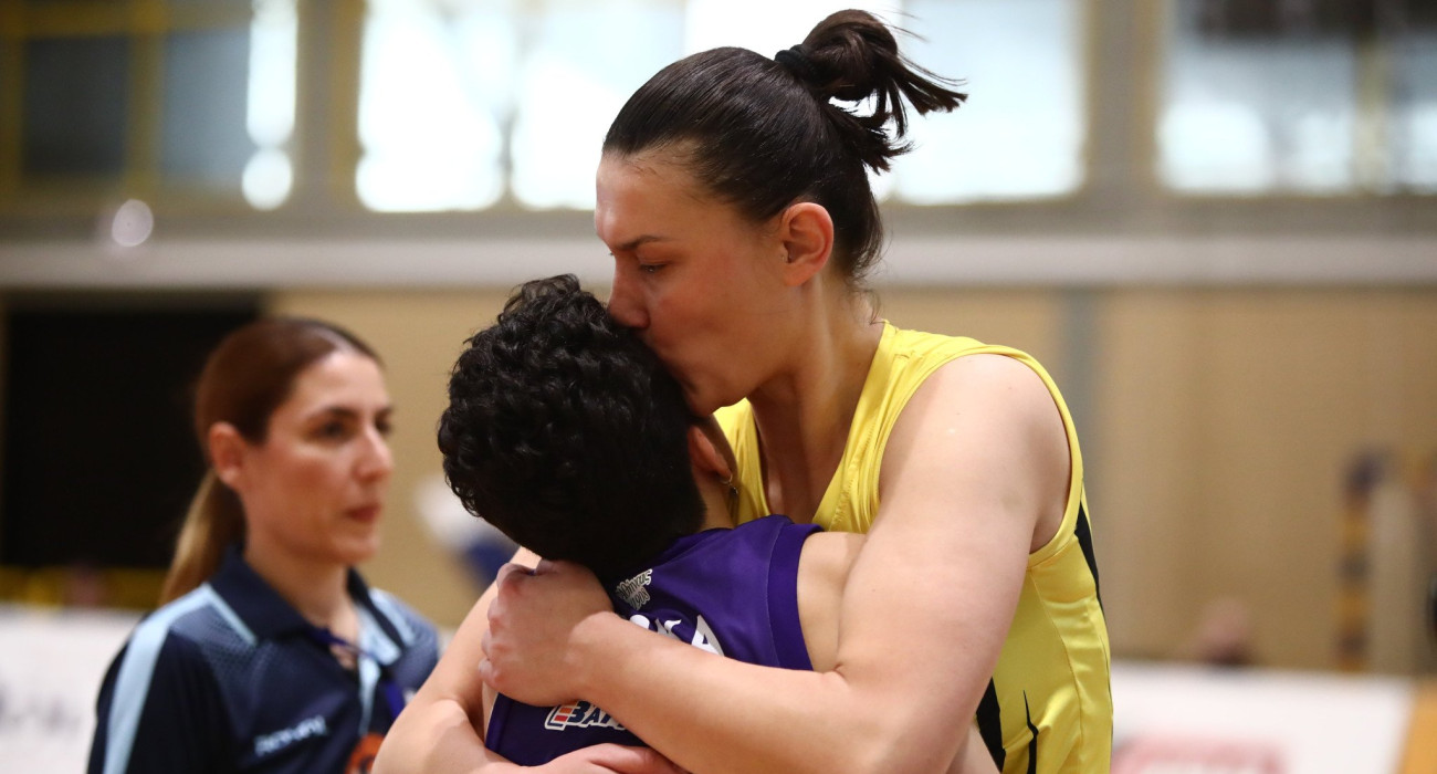 Η αγκαλια και το φιλί της Μερτέκη στη Ρόγκα / Πηγή: Eurokinissi