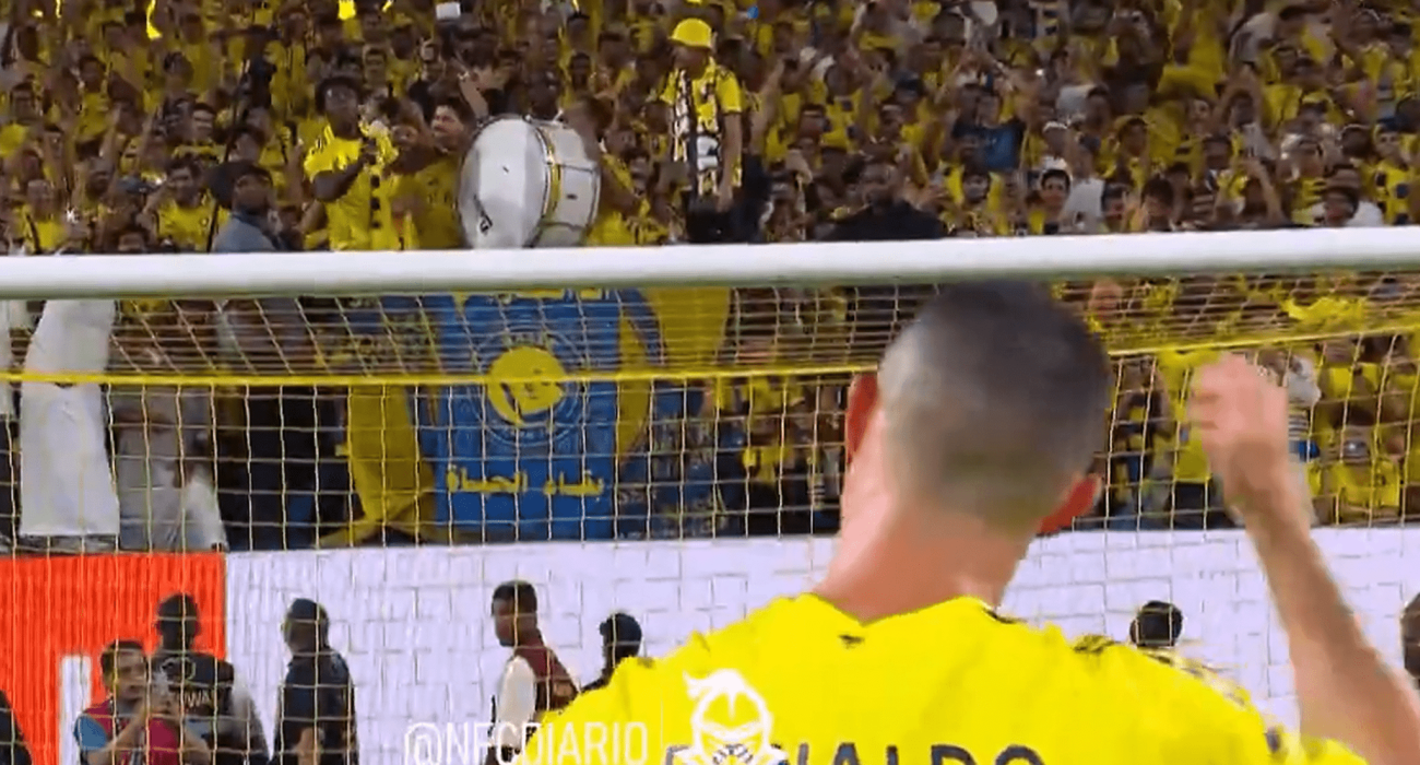 Ο Κριστιάνο Ρονάλντο δείχνει στον IShowSpeed πώς να χτυπάει το τύμπανο / Screenshot