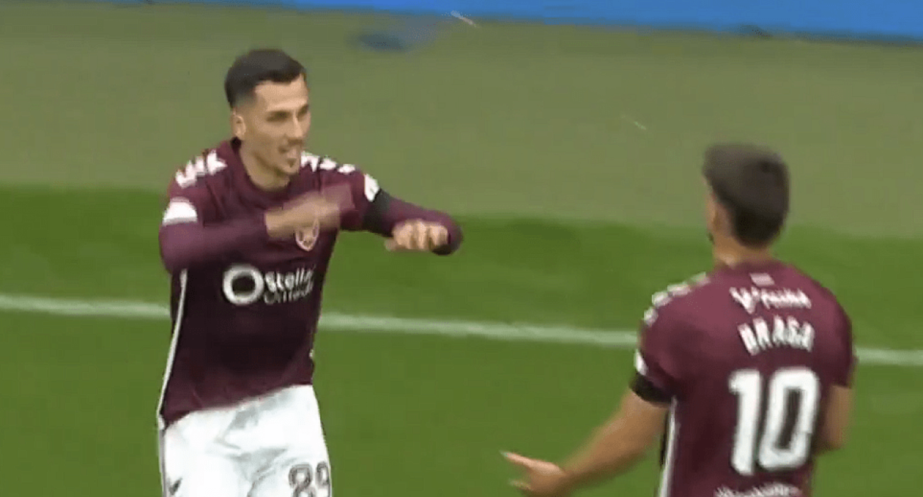 Ο Αλέξανδρος Κυζιρίδης πανηγυρίζει με συμπαίκτη του / Πηγή: Printscreen