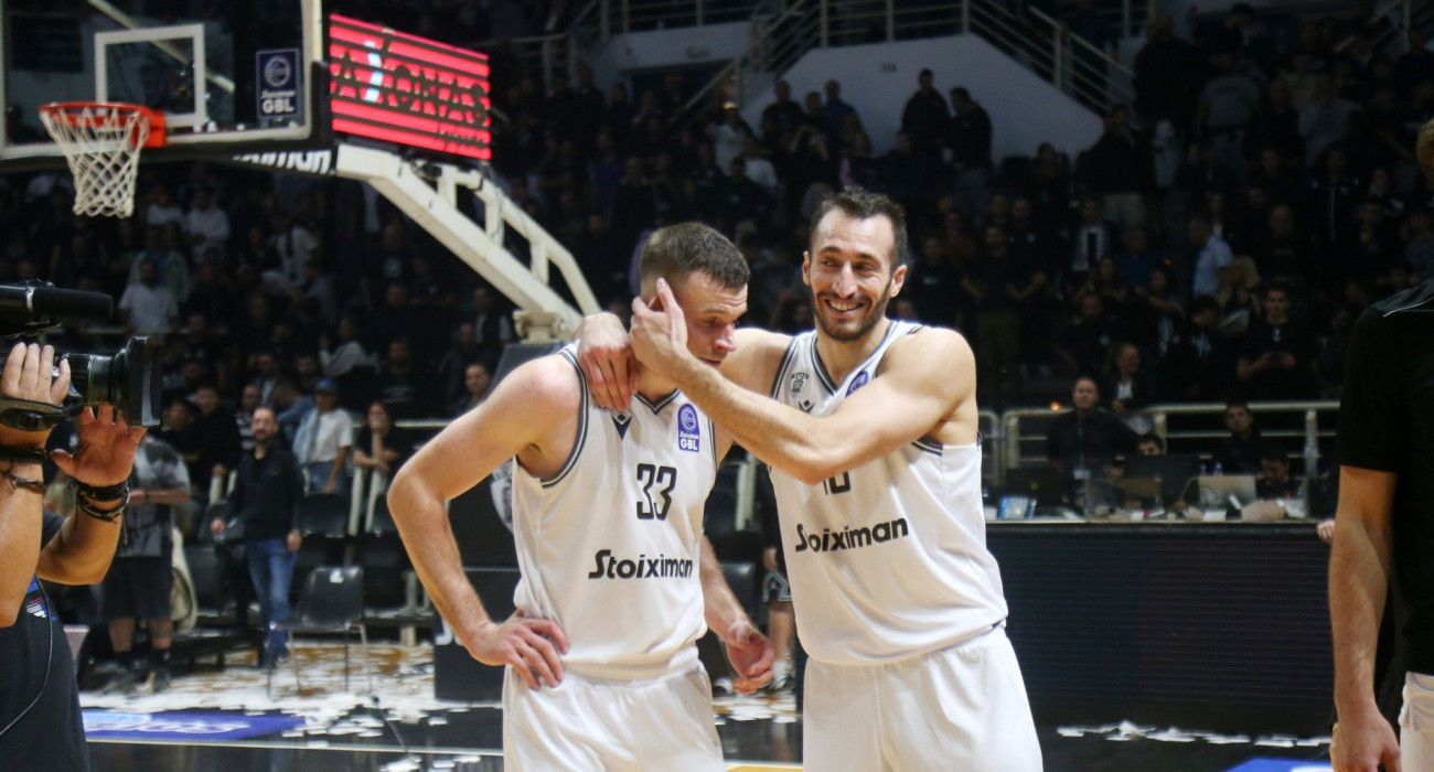 Ο Σλατσάκης πανηγυρίζει με τον Ντίμσα για το μπλοκ νίκης που έδωσε στον ΠΑΟΚ, Πηγή: Intime