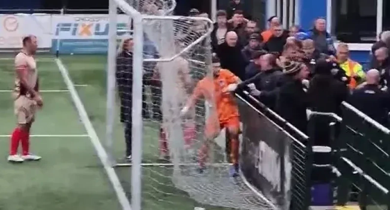 H στιγμή της έντασης μεταξύ των παικτών και των οπαδών / Πηγή: Printscreen