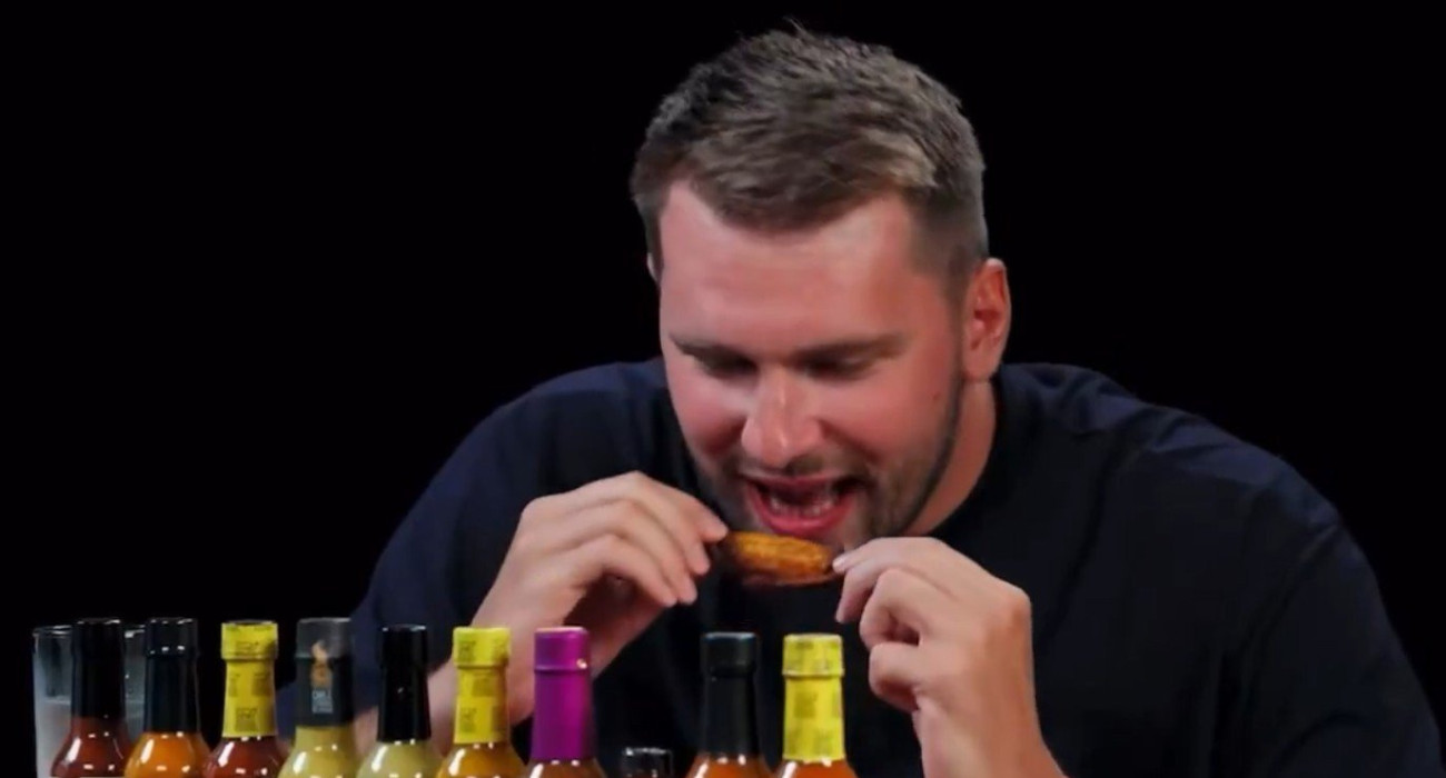 Ο Λούκα Ντόντσιτς γευματίζει καυτερές φτερούγες κοτόπουλο / screenshot