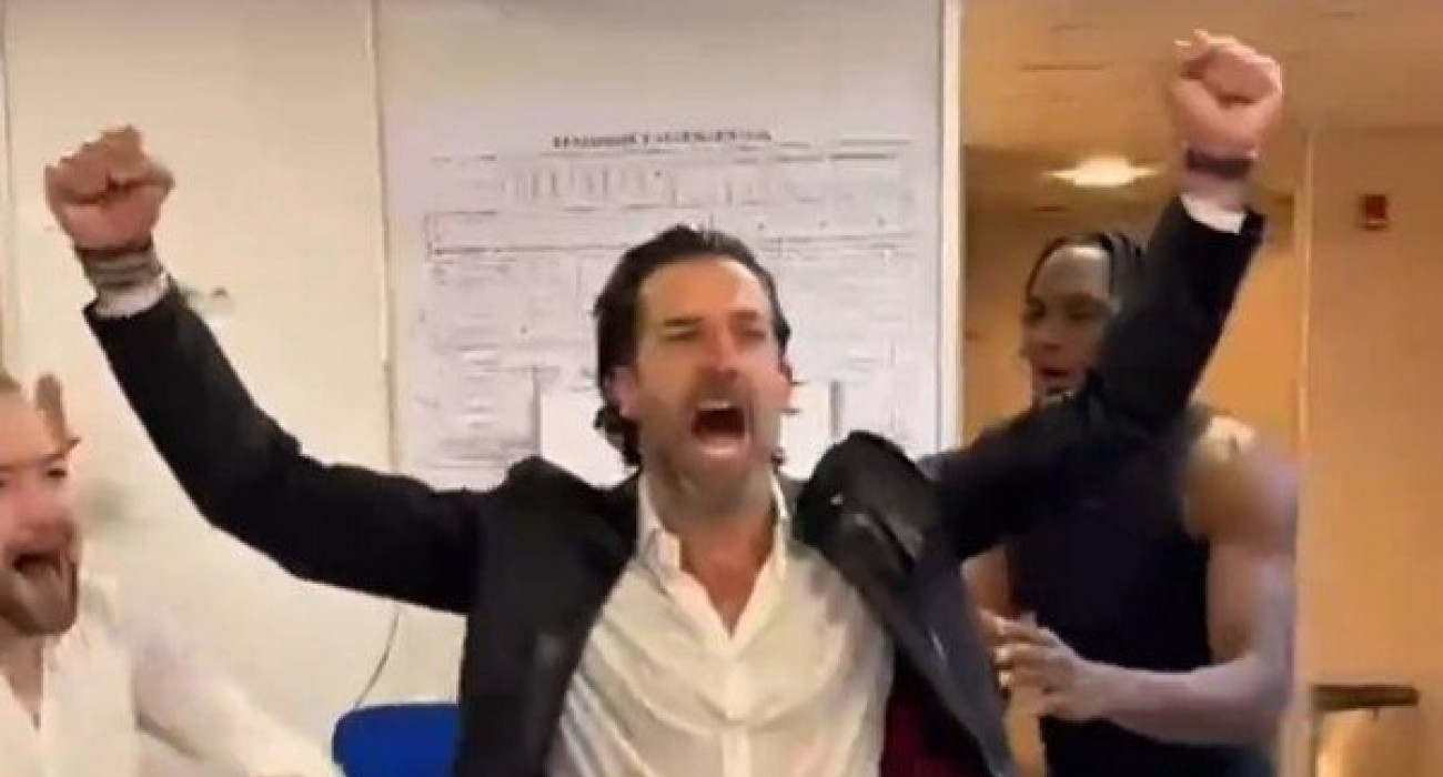 Ο Τόμοβιτς, τον οποίο κάνουν... λούτσα οι παίκτες του Αστέρα / Πηγή: Screenshot