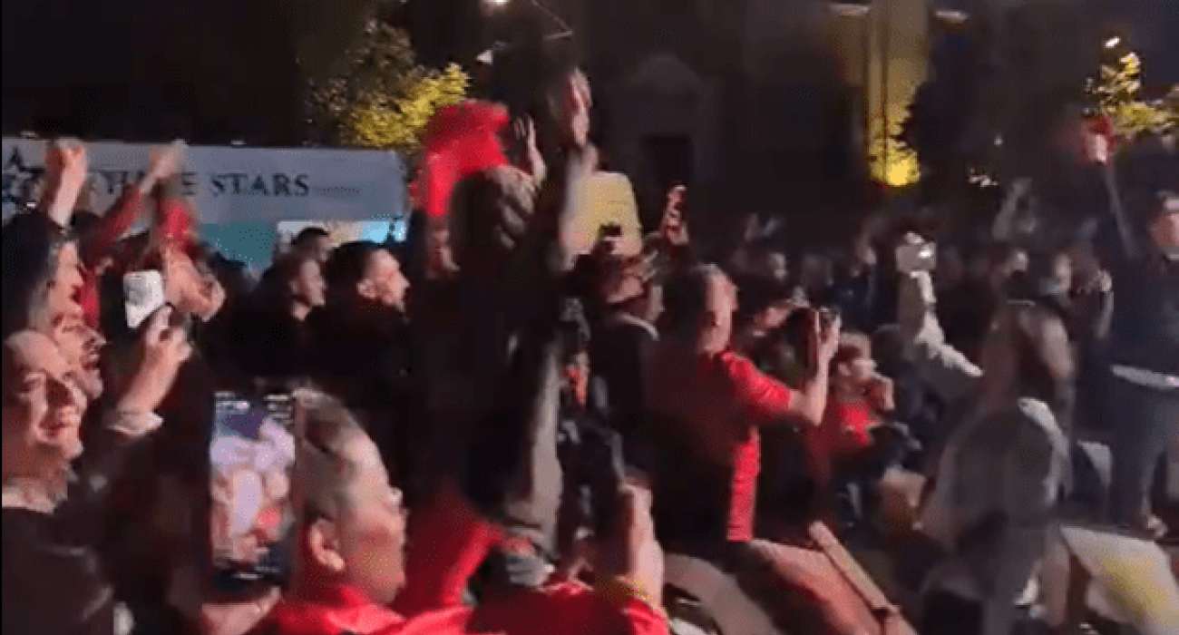 Φίλαθλοι της Αλβανίας πανηγυρίζουν στα Τίρανα / Screenshot